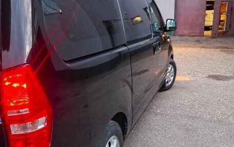 Hyundai H-1 II рестайлинг, 2011 год, 2 100 000 рублей, 4 фотография