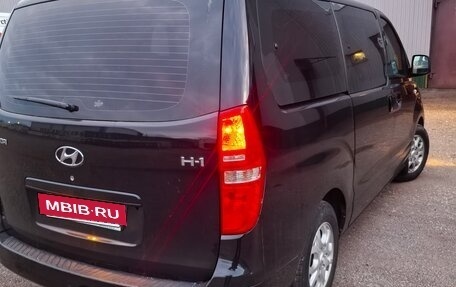 Hyundai H-1 II рестайлинг, 2011 год, 2 100 000 рублей, 3 фотография