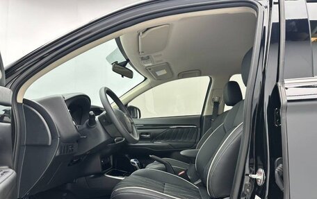 Mitsubishi Outlander III рестайлинг 3, 2022 год, 2 350 000 рублей, 6 фотография