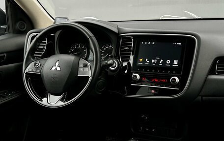 Mitsubishi Outlander III рестайлинг 3, 2021 год, 2 198 800 рублей, 16 фотография