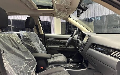 Mitsubishi Outlander III рестайлинг 3, 2022 год, 2 900 000 рублей, 3 фотография