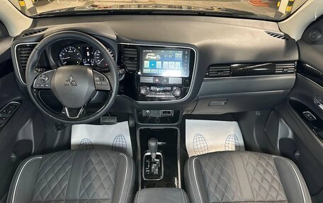 Mitsubishi Outlander III рестайлинг 3, 2022 год, 2 900 000 рублей, 2 фотография