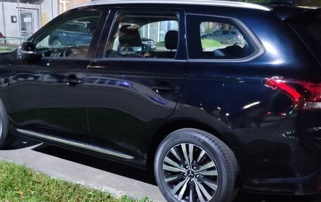 Mitsubishi Outlander III рестайлинг 3, 2022 год, 2 900 000 рублей, 6 фотография