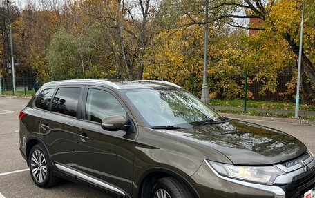 Mitsubishi Outlander III рестайлинг 3, 2021 год, 1 980 000 рублей, 3 фотография