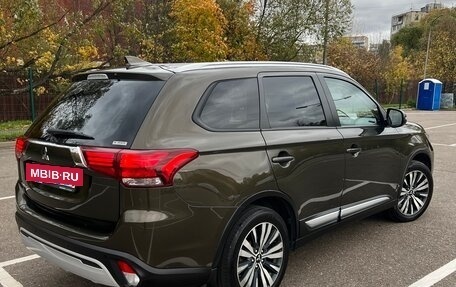 Mitsubishi Outlander III рестайлинг 3, 2021 год, 1 980 000 рублей, 5 фотография