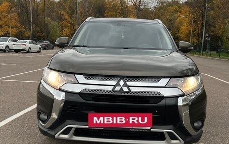 Mitsubishi Outlander III рестайлинг 3, 2021 год, 1 980 000 рублей, 2 фотография