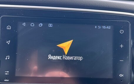 Mitsubishi Outlander III рестайлинг 3, 2021 год, 1 980 000 рублей, 14 фотография