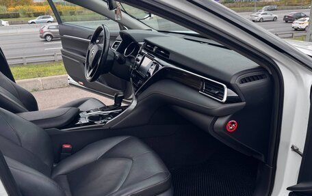 Toyota Camry, 2018 год, 2 650 000 рублей, 9 фотография