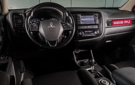 Mitsubishi Outlander III рестайлинг 3, 2015 год, 1 799 000 рублей, 6 фотография