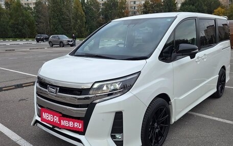 Toyota Noah III, 2021 год, 2 800 000 рублей, 3 фотография