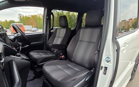 Toyota Noah III, 2021 год, 2 800 000 рублей, 13 фотография