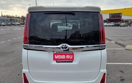 Toyota Noah III, 2021 год, 2 800 000 рублей, 5 фотография