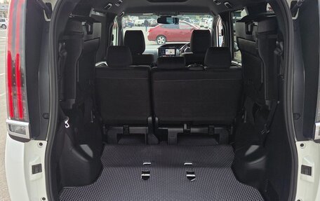 Toyota Noah III, 2021 год, 2 800 000 рублей, 25 фотография