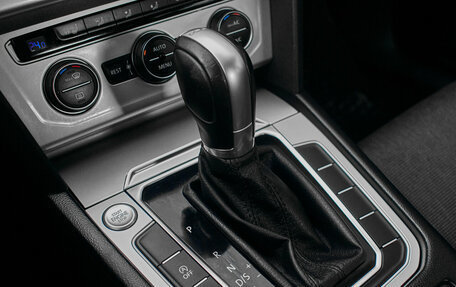 Volkswagen Passat B8 рестайлинг, 2015 год, 1 710 000 рублей, 19 фотография