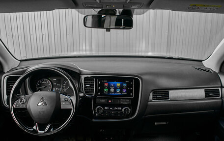Mitsubishi Outlander III рестайлинг 3, 2018 год, 1 670 000 рублей, 11 фотография