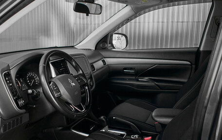 Mitsubishi Outlander III рестайлинг 3, 2018 год, 1 670 000 рублей, 10 фотография