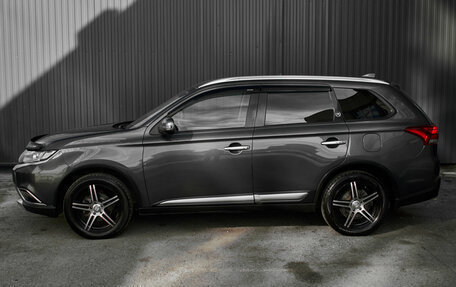 Mitsubishi Outlander III рестайлинг 3, 2018 год, 1 670 000 рублей, 7 фотография