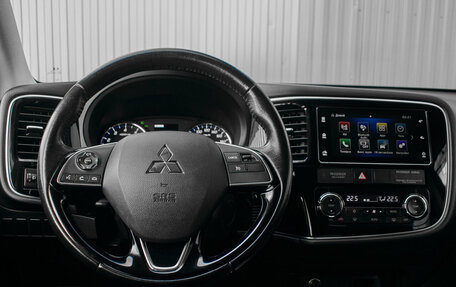 Mitsubishi Outlander III рестайлинг 3, 2018 год, 1 670 000 рублей, 12 фотография