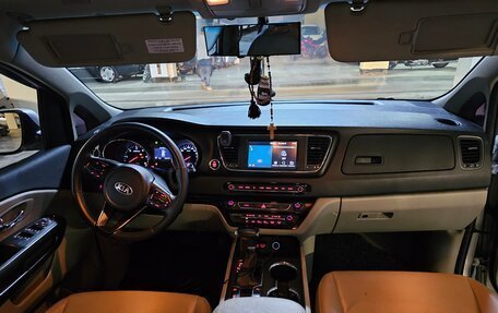 KIA Carnival III, 2019 год, 2 850 000 рублей, 15 фотография