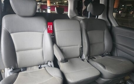Hyundai H-1 II рестайлинг, 2008 год, 950 000 рублей, 12 фотография