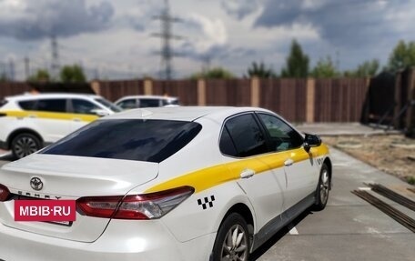 Toyota Camry, 2021 год, 2 000 000 рублей, 4 фотография