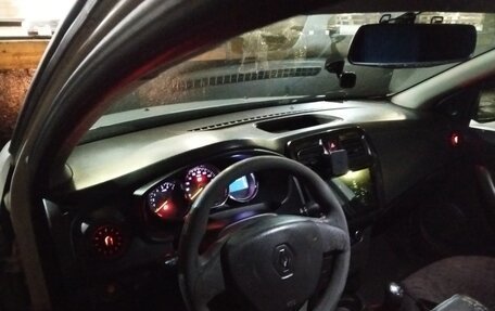 Renault Logan II, 2017 год, 450 000 рублей, 4 фотография