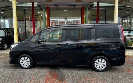 Toyota Noah III, 2018 год, 1 860 004 рублей, 3 фотография