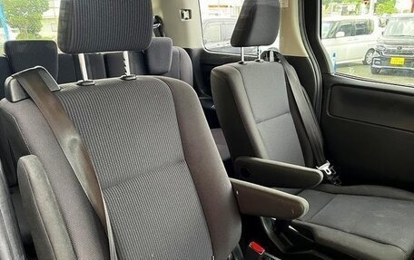 Toyota Noah III, 2018 год, 1 860 004 рублей, 10 фотография