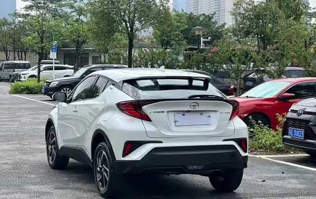 Toyota C-HR I рестайлинг, 2023 год, 1 800 000 рублей, 6 фотография