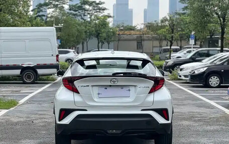 Toyota C-HR I рестайлинг, 2023 год, 1 800 000 рублей, 5 фотография