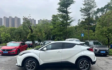 Toyota C-HR I рестайлинг, 2023 год, 1 800 000 рублей, 7 фотография