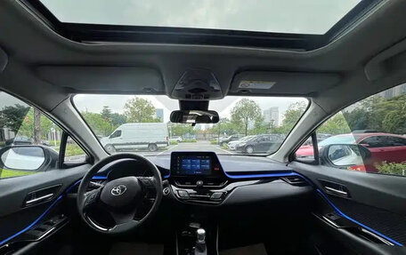 Toyota C-HR I рестайлинг, 2023 год, 1 800 000 рублей, 9 фотография