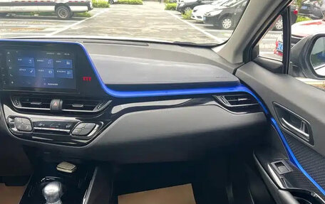 Toyota C-HR I рестайлинг, 2023 год, 1 800 000 рублей, 12 фотография