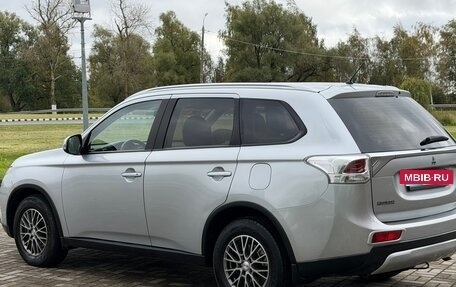 Mitsubishi Outlander III рестайлинг 3, 2014 год, 1 399 000 рублей, 3 фотография