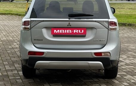 Mitsubishi Outlander III рестайлинг 3, 2014 год, 1 399 000 рублей, 8 фотография