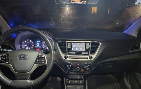 Hyundai Solaris II рестайлинг, 2017 год, 1 300 000 рублей, 10 фотография