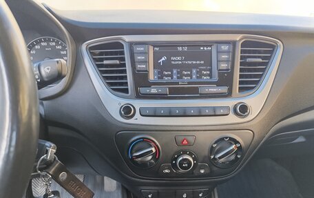 Hyundai Solaris II рестайлинг, 2017 год, 1 300 000 рублей, 12 фотография