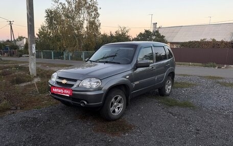 Chevrolet Niva I рестайлинг, 2017 год, 910 000 рублей, 2 фотография