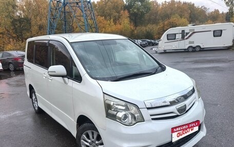 Toyota Noah III, 2011 год, 1 650 000 рублей, 1 фотография
