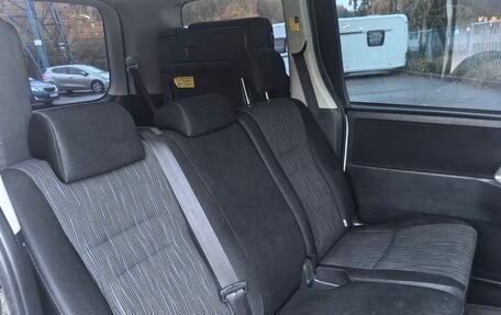 Toyota Noah III, 2011 год, 1 650 000 рублей, 8 фотография