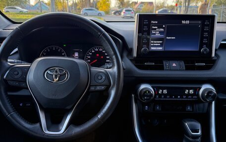 Toyota RAV4, 2021 год, 3 550 000 рублей, 16 фотография