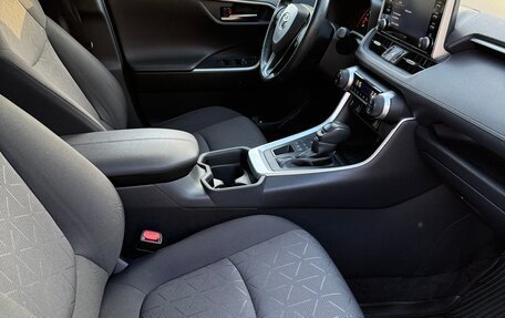 Toyota RAV4, 2021 год, 3 550 000 рублей, 10 фотография