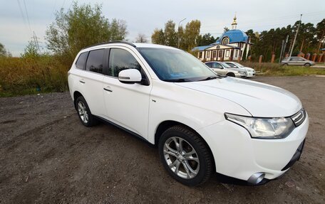 Mitsubishi Outlander III рестайлинг 3, 2014 год, 2 000 000 рублей, 2 фотография