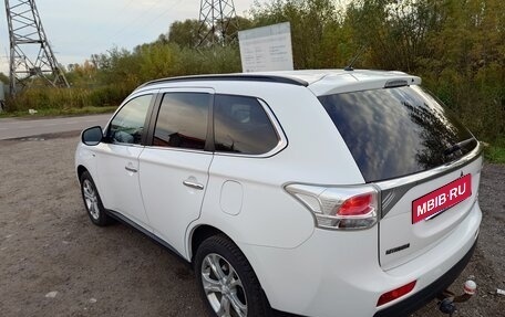 Mitsubishi Outlander III рестайлинг 3, 2014 год, 2 000 000 рублей, 4 фотография