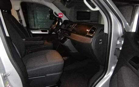 Volkswagen Multivan T6 рестайлинг, 2019 год, 6 200 000 рублей, 17 фотография