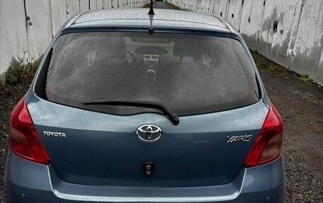 Toyota Yaris III рестайлинг, 2006 год, 700 000 рублей, 2 фотография