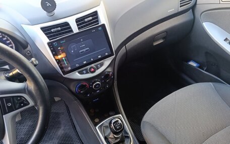 Hyundai Solaris II рестайлинг, 2013 год, 700 000 рублей, 13 фотография