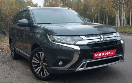 Mitsubishi Outlander III рестайлинг 3, 2020 год, 2 000 000 рублей, 1 фотография