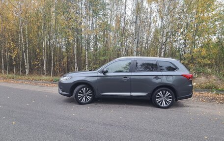 Mitsubishi Outlander III рестайлинг 3, 2020 год, 2 000 000 рублей, 2 фотография