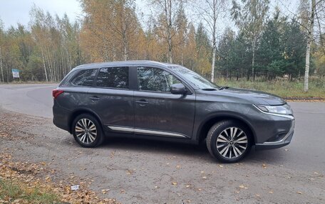 Mitsubishi Outlander III рестайлинг 3, 2020 год, 2 000 000 рублей, 4 фотография